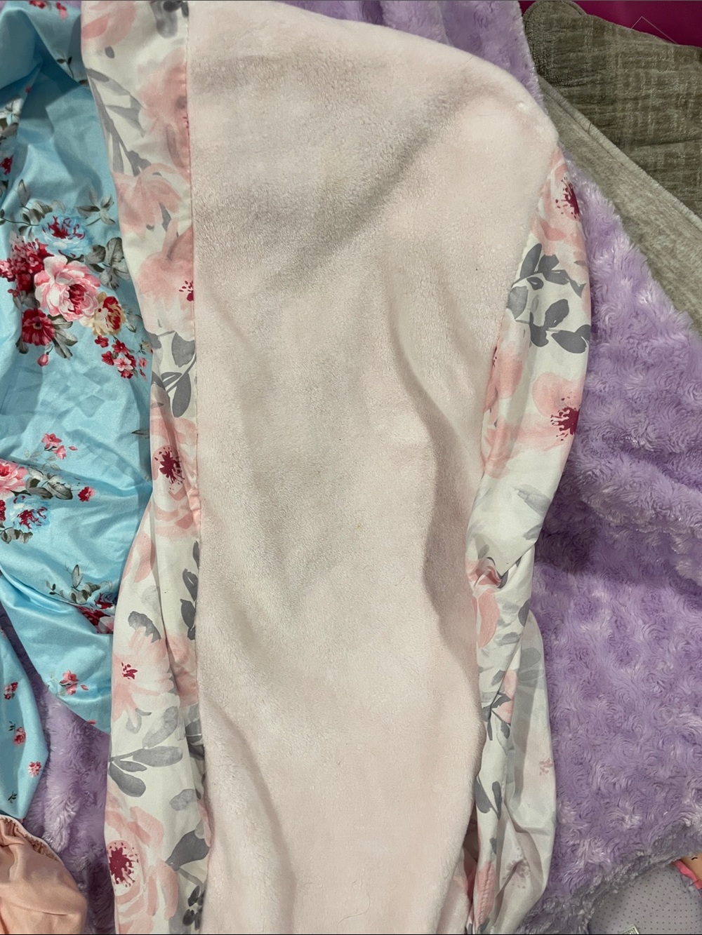 Fitting changing table sheets - Picture 2 of 6